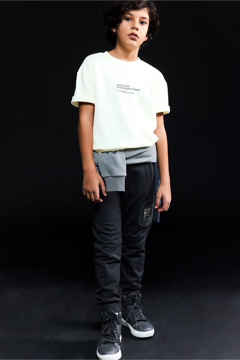 ديفاكتو بنطلون سويت بانتس اولادي بطبعة شعار قصة عادية بأستك من تحت - Image 1